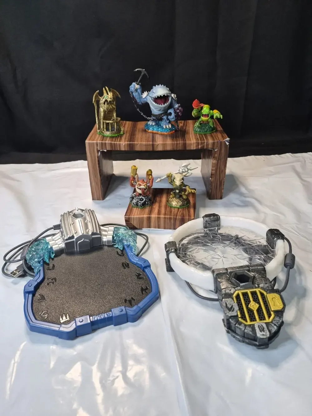 Skylanders Lot 5 Characters Traptanium, Portal Of Power See Add For Characters